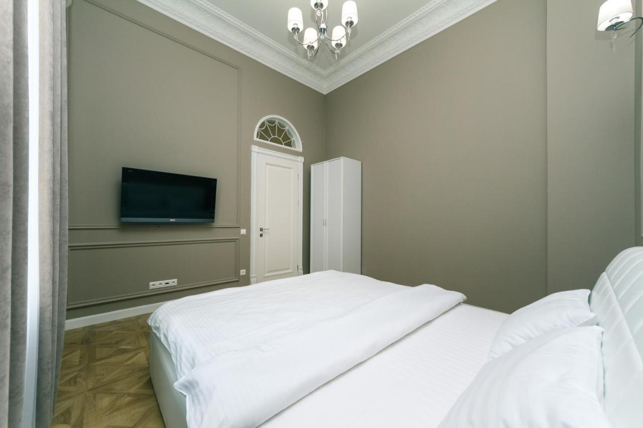 Vip Apartment Near Kreschatyk, 31А Pushkinska Street Kyiv Exterior photo
