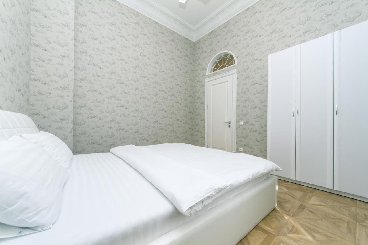 Vip Apartment Near Kreschatyk, 31А Pushkinska Street Kyiv Exterior photo